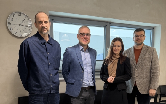 Korterelamu fassaadilahendus betooni, puitlaudise ja tsinkplekiga