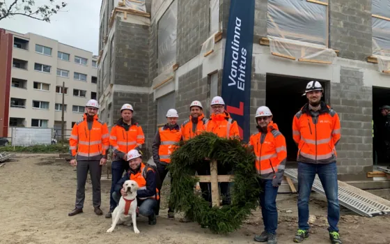 Vanalinna Ehitus ja Ovilon Kinnisvara meeskond Tabasalu uue korterelamu sarikapeol Lasteaia tänaval.