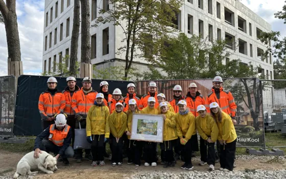 Hiiu Kooli uue hoone sarikapidu Nõmmel 30. septembril 2025, mil tähistati lõppkõrguse saavutamist